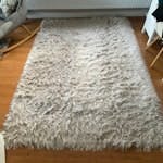 Shaggy carpet Shaggy carpet measuring 120cm x 170cm SE10